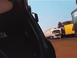 Pute au milieu des camions