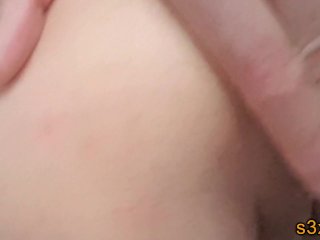 Son cul par derrière branlé en gros plan
