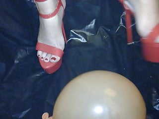 Girl L kick balloon with crimson super-sexy high high-heeled shoes